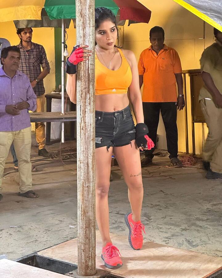 சில நாட்களுக்கு முன்னர், நான் கடவுள் இல்லை பட செட்டில் எடுத்த புகைப்படங்களை ஷேர் செய்தார்.