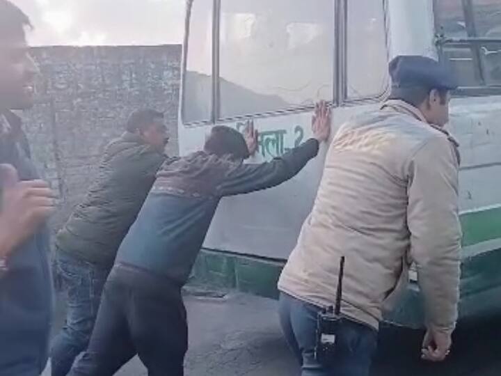 HRTC Bus Gasped As Soon As Left Old Bus Stand Shimla Himachal Pradesh News ANN HRTC Bus: बस बहुत हुआ! स्टैंड से कुछ दूर चलते ही हांफ गई HRTC की बस, नहीं हुई दोबारा स्टार्ट, देखें वीडियो