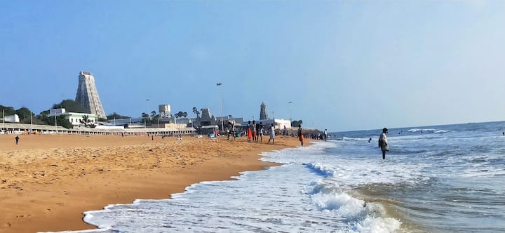 இந்த கோயில், வங்காள கரையோரம் அமைந்துள்ளது.