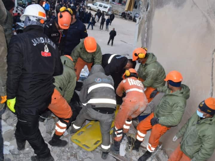 Turkey and Syria mourn quake victims as death Death Toll Rises Above 15000 Turkiye Syria Earthquake: तुर्किए और सीरिया में मौतों का आंकड़ा 15 हजार के पार, 60 हजार से ज्यादा घायल, मलबे में शवों की तलाश जारी