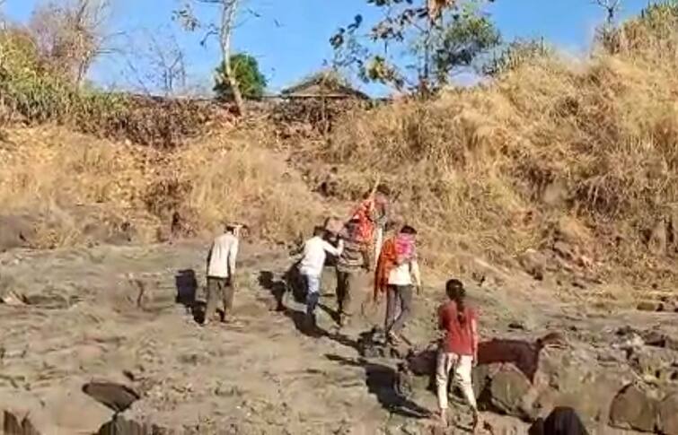 People deprived of health facilities due to lack of paved road in Kukarda village Chotaudepur: વિકાસની પોલ ખોલતી તસવીર આવી સામે, છોટાઉદેપુરમાં 108 ઘર સુધી ન પહોંચતા સગર્ભા મહિલાને ઝોળીમાં નાખી.....