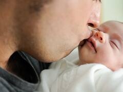 लाड में बच्चे को करते हैं बार-बार किस तो हो जाएं सावधान...हो सकते हैं ये 7 नुकसाान