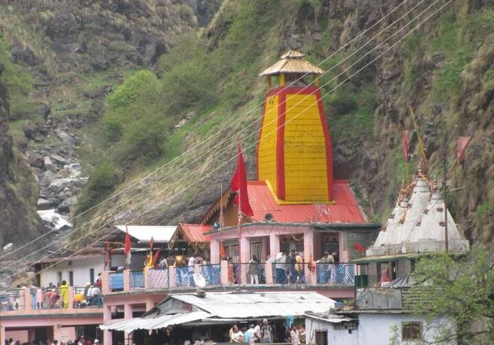 iયમુનોત્રી ધામ- યમુનોત્રી વિશે એવી માન્યતા છે કે અહીં સ્નાન કરનાર સાધકની 7 પેઢીઓ મોક્ષ પામે છે. ચાર ધામ યાત્રા યમુનોત્રી ધામથી શરૂ થાય છે. બ્રહ્માંડ પુરાણ અનુસાર યમુના નદી અહીંથી શરૂ થાય છે.