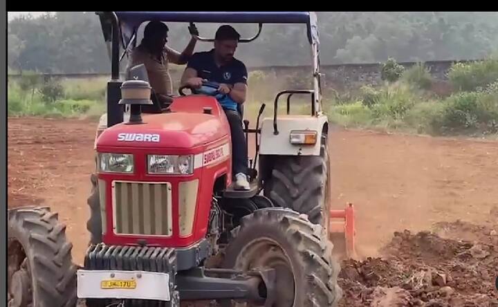 உழவு தொழில் செய்யும் தோனி