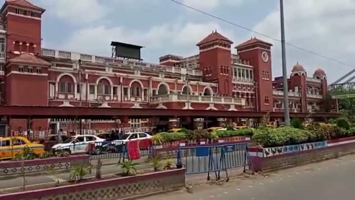কিছুদিন আগে রেলমন্ত্রী বন্দে ভারত মেট্রোর কথা বলেছেন। সেক্ষেত্রে হাওড়া-বর্ধমানের মধ্যে এই ট্রেন চালানোর ভাবনা রেলের রয়েছে। তাতে যাত্রীরা অনেক কম সময়ে গন্তব্যস্থলে পৌঁছে যেতে পারবেন।