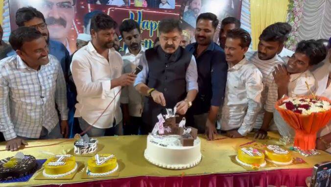 या कार्यकर्त्याने जितेंद्र आव्हाड यांना शिंदे गटाला उद्देशून विविध मेसेज असलेला केक कापला.