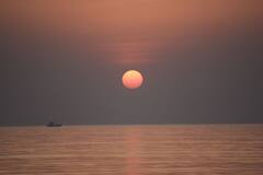 Valentine Week 2023: शाम गुलाबी...शहर गुलाबी, 'वैलेंटाइन डे' से पहले मुंबई के मरीन ड्राइव पर वक्त बिताते नजर आए कपल, देखें तस्वीरें