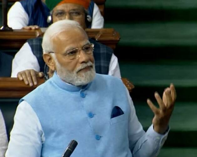 खरंतर पंतप्रधान नरेंद्र मोदी यांनी परिधान केलेलं जॅकेट असो वा सूट किंवा पगडी अथवा फेटा, त्यांचा पोशाख हा कायमच चर्चेचा विषय असतो. त्यातच आता त्यांनी संसदेत परिधान केलेल्या जॅकेटची भर पडली आहे.