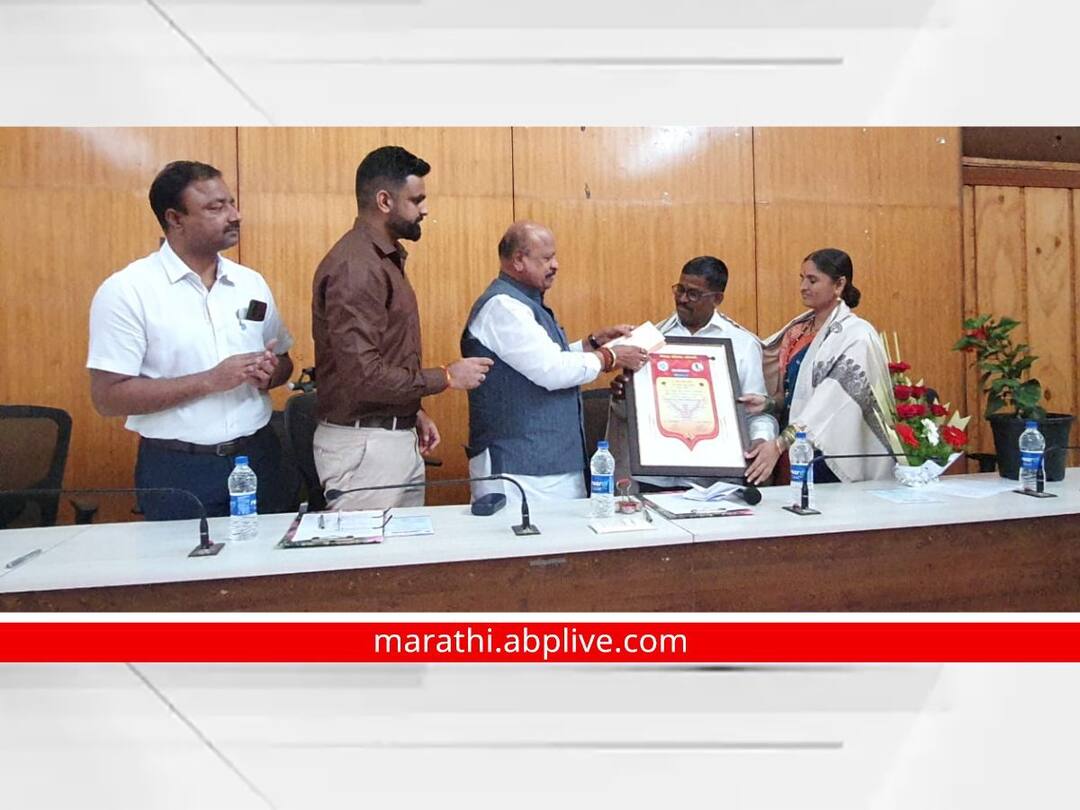 national weightlifter Sanket Sargar 5 lakhs rupees assistance from Sangli Zilla Parishad Sangli News : राष्ट्रीय वेटलिफ्टर संकेत सरगरला सांगली जिल्हा परिषदेकडून 5 लाखांची मदत