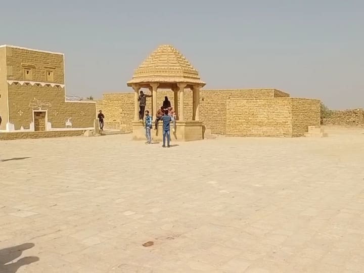 Kuldhara Village of Rajasthan: कुलधरा गांव देखने के लिए दिन में हजारों पर्यटक घूमते फिरते दिखते हैं, लेकिन शाम होते ही यह भूतिया गांव वीरान हो जाता है. स्थानीय लोगों का मानना है कि यह श्रापित गांव है.