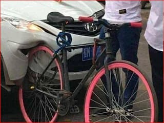 Viral Photo: जोरदार टक्कर में साइकिल के बजाय कार के उड़ गए परखच्चे..फोटो देख लोगों की नहीं रुक रही हंसी