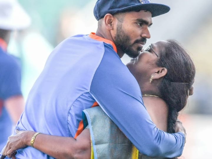 KS Bharath hugs his mother after making his Test debut against australia IND vs AUS 1st Test KS Bharat Debut: टेस्ट डेब्यू के लिए केएस भरत को मिली टीम इंडिया की कैप, देखें कैसे इमोशनल होकर मां को लगाया गले