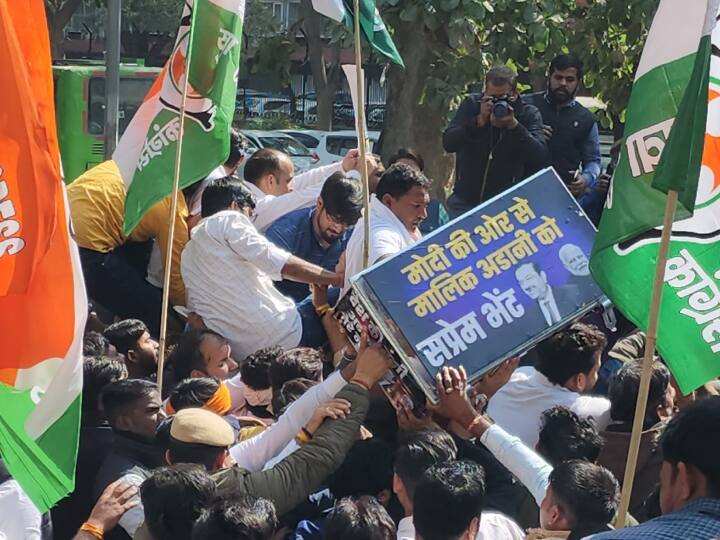 हिंडनबर्ग की रिपोर्ट आने के बाद से विपक्षी दल लगातार केंद्र सरकार पर हमला बोल रही है और जवाब मांग रही है. साथ ही यह आरोप लगाए जा रहे हैं कि मोदी सरकार के कई फैसले अडानी को फायदा पहुंचाने वाले हैं और वो पहले भी कई मौकों पर व्यावसायिक घरानों को फायदा पहुंचाते रहे हैं.