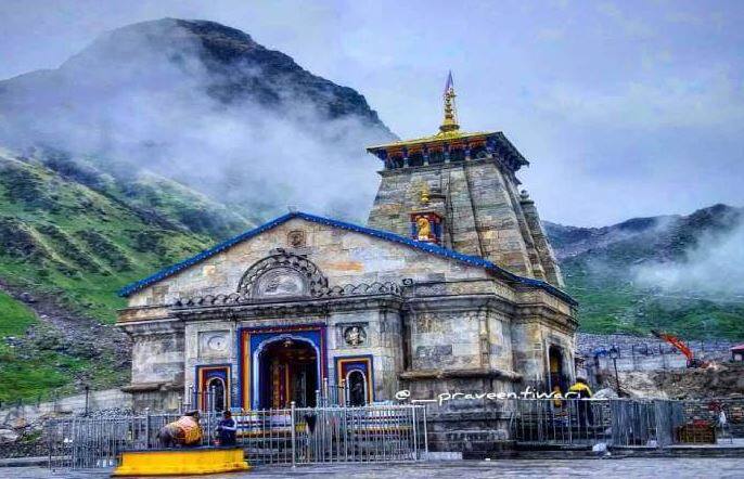 કેદારનાથ ધામ - કેદારનાથ ધામ 12 જ્યોતિર્લિંગોમાંનું એક છે. પૌરાણિક માન્યતા છે કે મહાભારતના યુદ્ધમાં તેમના ભાઈઓની હત્યાના પાપનું પ્રાયશ્ચિત કરવા પાંડવો કેદારનાથ આવ્યા હતા. અહીં શિવલિંગની પૂજા બળદની પીઠ જેવા શરીરના રૂપમાં કરવામાં આવે છે.