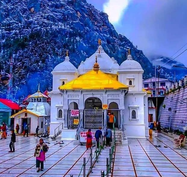 ગંગોત્રી ધામ- ગંગોત્રી ગંગા નદીનું ઉદ્ગમ સ્થાન છે. ગંગોત્રીમાંથી બે નદીઓ નીકળે છે. એક, ગોમુખમાંથી નીકળતી ભાગીરથી નદી અને બીજી કેદાર ગંગા, જેનો ઉદ્ગમ વિસ્તાર કેદારતલ છે. ગંગોત્રીમાં સ્થિત ગૌરી કુંડ વિશે કહેવાય છે કે અહીં ગંગા સ્વયં ભગવાન શિવની પરિક્રમા કરે છે.