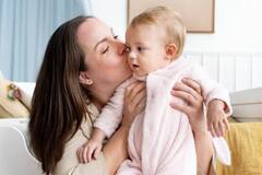 ਬੱਚੇ ਨੂੰ ਪਿਆਰ ਨਾਲ ਵਾਰ-ਵਾਰ ਚੁੰਮਦੇ ਹੋ ਤਾਂ ਹੋ ਜਾਓ ਸਾਵਧਾਨ... ਹੋ ਸਕਦੇ ਹਨ 7 ਨੁਕਸਾਨ