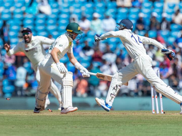 सामन्यात सर्वात आधी नाणेफेक जिंकून ऑस्ट्रेलियाने फलंदाजी करण्याचा निर्णय घेतला. एक मोठी धावसंख्या पहिल्या डावात करण्याची ऑस्ट्रेलियाची रणनीती होती. पण भारतानं अप्रतिम गोलंदाजी करत हा डाव हाणून पाडला.