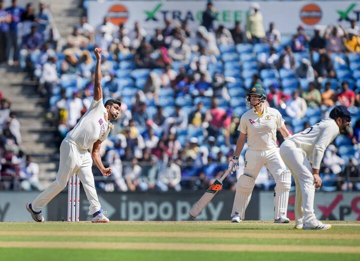 সেই রেকর্ড ভেঙে দিলেন অশ্বিন। তিনিই এখন ভারতীয় ক্রিকেটারদের মধ্যে টেস্টে দ্রুততম সাড়ে চারশো উইকেট নেওয়া বোলার।
