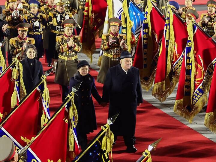 नॉर्थ कोरिया के प्योंगयांग में किम जोंग उन ने देश के सर्वश्रेष्ठ परमाणु हमला करने की क्षमता को दुनिया के सामने दिखाया. इस दौरान परेड में टैक्टिकल न्यूकिलीयर यूनिट भी शामिल थीं.