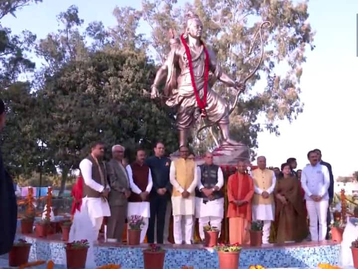 Defence Minister Rajnath Singh unveil an idol of lord Laxman in Lucknow CM Yogi Adityanath Present UP News: लखनऊ का नाम बदलने की चर्चा के बीच लगी भगवान लक्ष्मण की प्रतिमा, रक्षा मंत्री राजनाथ सिंह ने किया अनावरण