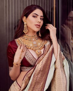 Nikki Tamboli Photos: डीपनेक ब्लाउज के साथ सिल्क साड़ी में निक्की तंबोली ने दिखाई दिलकश अदाएं, तस्वीरों से नहीं हटा पाएंगे नजरें