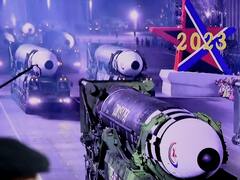 उत्तर कोरिया में किम जोंग ने कराई सबसे बड़ी मिसाइल परेड, दावा- ये ICBM कहीं भी कर सकती है हमला