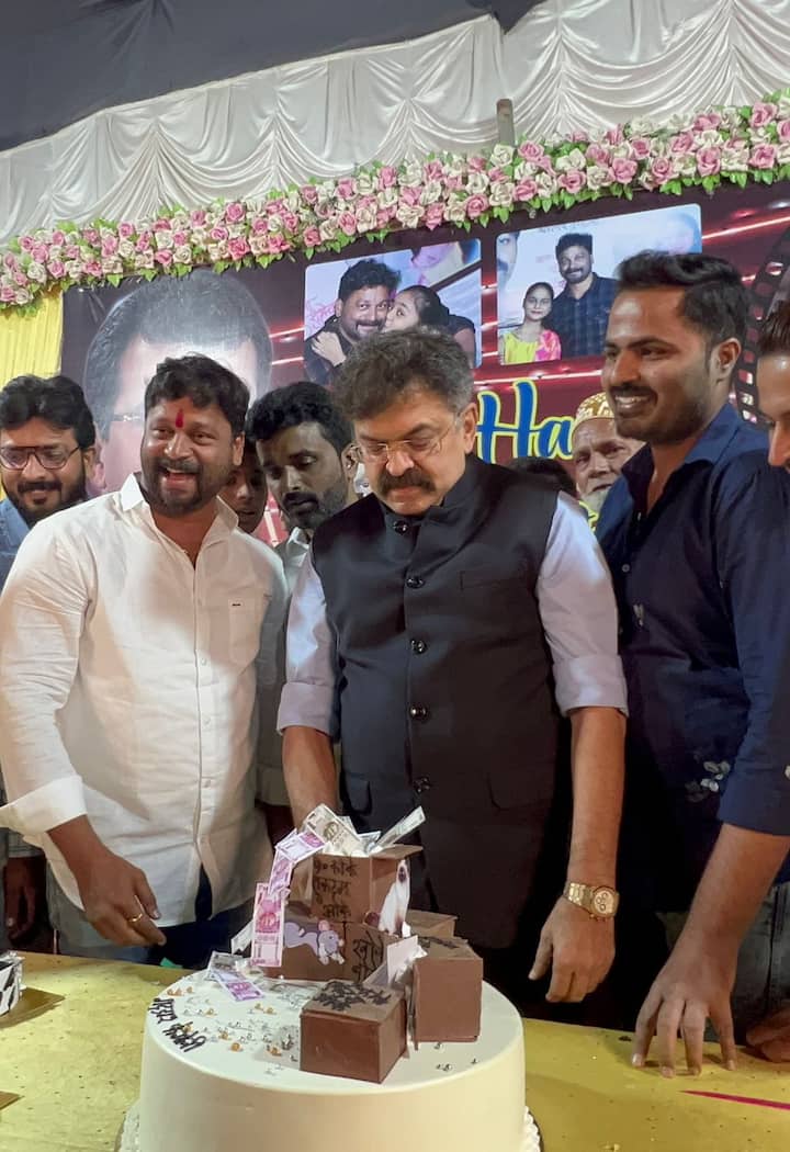 हाच धागा पकडत राष्ट्रवादी काँग्रेसच्या मुंब्रा येथील स्थानिक कार्यकर्त्याच्या वाढदिवसाच्या निमित्ताने केक कापण्यात आला.