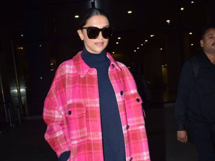 Deepika Padukone Airport Look Pics: 'पठान' फिल्म एक्ट्रेस दीपिका पादुकोण को एयरपोर्ट पर स्पॉट किया गया है. इस दौरान की दीपिका पादुकोण का क्लासी एयरपोर्ट लुक चर्चा का विषय बन गया है.