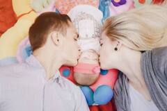 ਬੱਚੇ ਨੂੰ ਪਿਆਰ ਨਾਲ ਵਾਰ-ਵਾਰ ਚੁੰਮਦੇ ਹੋ ਤਾਂ ਹੋ ਜਾਓ ਸਾਵਧਾਨ... ਹੋ ਸਕਦੇ ਹਨ 7 ਨੁਕਸਾਨ