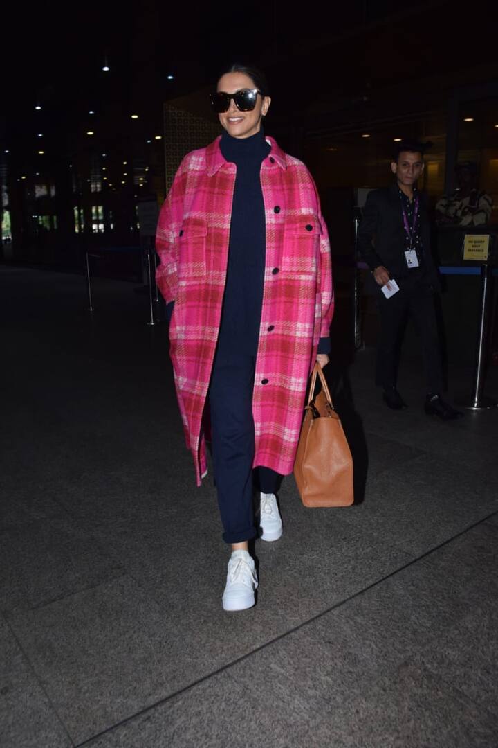 सोशल मीडिया पर दीपिका पादुकोण की एयरपोर्ट लुक की इन तस्वीरों ने कहर बरपा रखा है.