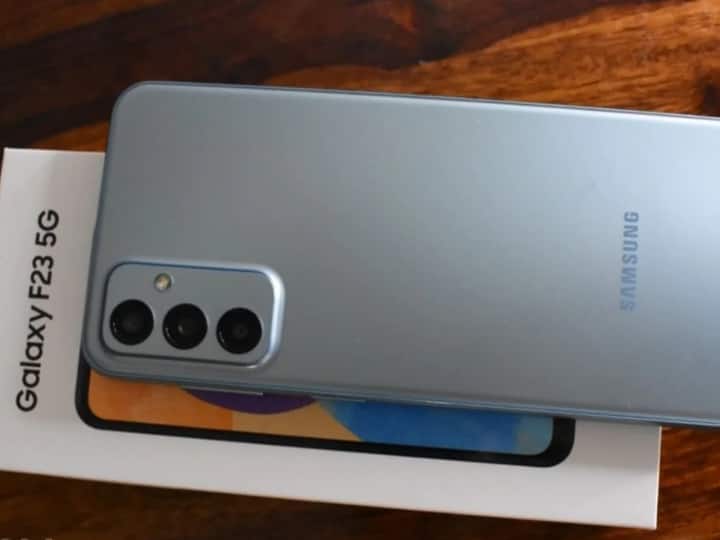चौथा स्मार्टफोन सैमसंग गैलेक्सी F23 5G है. स्मार्टफोन की कीमत 16,540 रुपये है. इसमें 6GB रैम और 128GB की इंटरनल स्टोरेज मिलती है. स्मार्टफोन में आपको 5000mah की लीथियम ऑयन बैटरी का सपोर्ट मिलता है. मोबाइल फोन ट्रिपल रियर कैमरा से के साथ आता है जिसमें आपको 50 मेगापिक्सल का मेन कैमरा मिलता है.