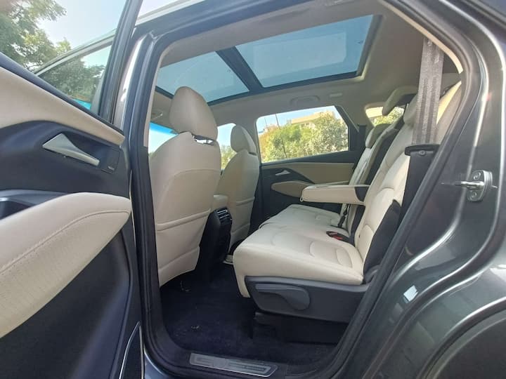 5. Another crucial area where the Hector scores is comfort as the huge size translates to a comfy cabin with a large rear seat along with a flat floor. That means you can comfortably sit three passengers at the rear with ample width/headroom and legroom.