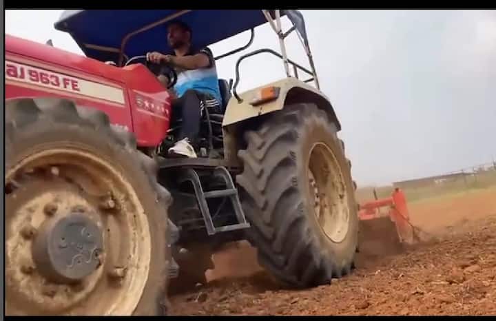 நிலத்தை உழும் தோனி