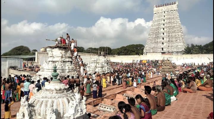 பெருமாள், வள்ளி, தெய்வானை விமான கலசங்களுக்கும் புனித நீர் ஊற்றப்பட்டது.