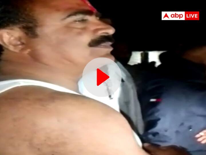 Minister of State Brijendra Singh Yadav had to remove clothes during Vikas Yatra due to itching ANN Watch: मंत्री जी को किसी ने लगा दी किरमिच, खुजा-खुजाकर हुए परेशान, वीडियो वायरल