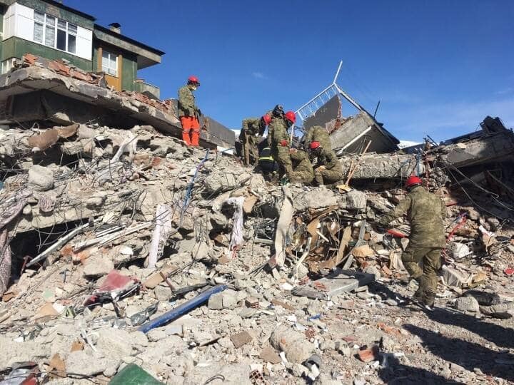 Turkiye earthquake an old man rescued from the debris while smoking cigarette 72 કલાક બાદ કાટમાળની નીચેથી સિગરેટ પીતો શખ્સ મળ્યો, જુઓ રેસ્ક્યુનો વીડિયો