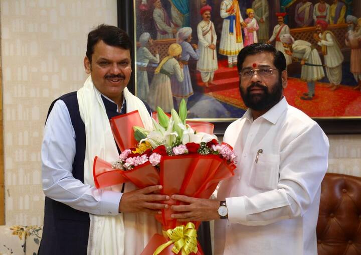 CM Eknath Shinde Birthday : मुख्यमंत्री एकनाथ शिंदे यांचा आज 59 वा वाढदिवस आहे. या निमित्ताने उपमुख्यमंत्री देवेंद्र फडणवीस यांनी शिंदे यांच्या ठाणे येथील निवासस्थानी जाऊन भेट घेऊन शुभेच्छा दिल्या.