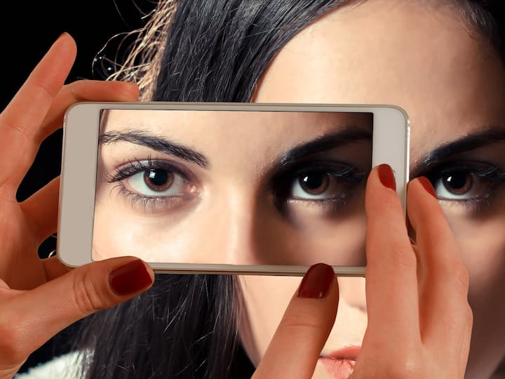 Hooked To Your Digital Device? Hyderabad Doctor Explains How Woman Lost Vision Due To Excessive Smartphone Usage Woman Lost Vision: అదే పనిగా స్మార్ట్ ఫోన్ చూస్తున్నారా? కంటి చూపు కోల్పోయిన ఈ యువతి గురించి తెలుసుకుంటే బెటర్