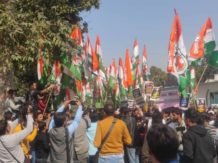 हिंडनबर्ग की रिपोर्ट के सामने आने के बाद से जहां अडानी के शेयर की कीमतों में काफी गिरावट आई और उन्हें हजारों करोड़ का नुकसान उठाना पड़ा है, वहीं मोदी सरकार भी लगातर विपक्षी दलों के निशाने पर बनी हुई है. विपक्षी दल लगातार केंद्र सरकार से संसद में जेपीसी की मांग कर रही है.