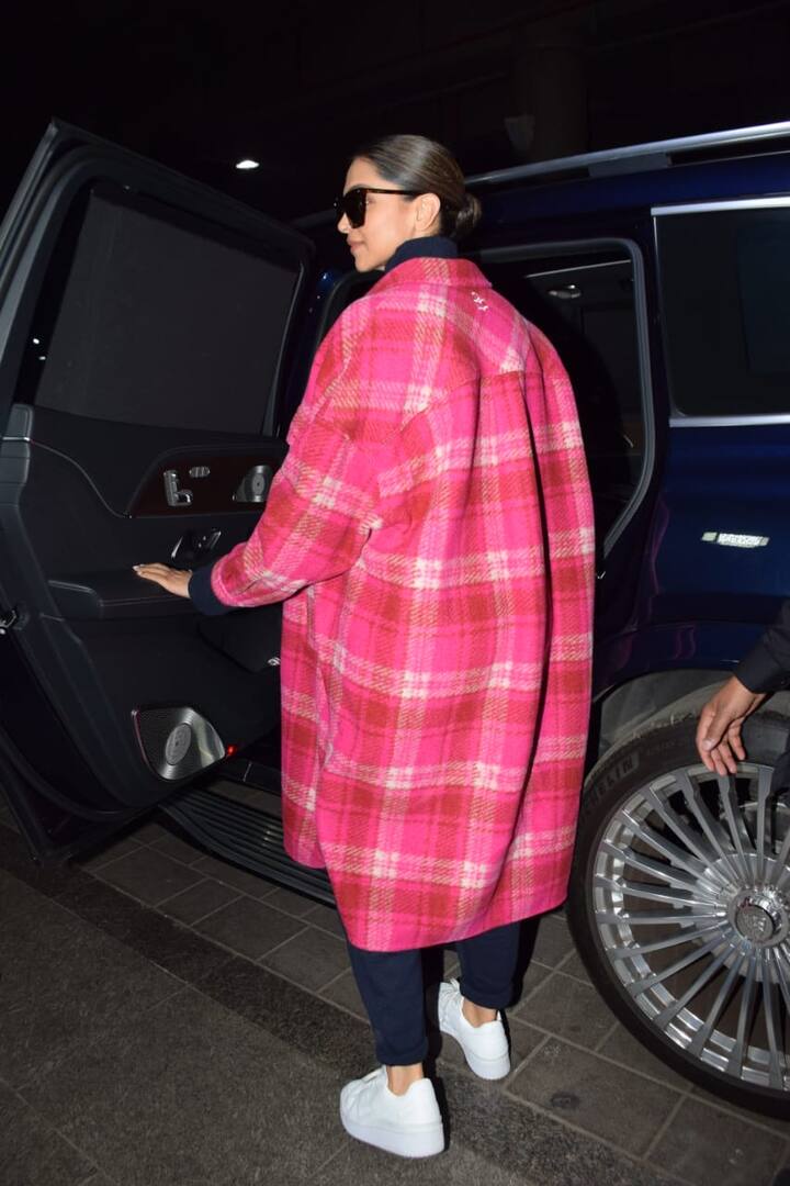 दरअसल फिल्म फाइटर के एक हिस्से की शूटिंग खत्म करने के बाद लौटीं दीपिका पादुकोण को एयरपोर्ट पर स्पॉट किया गया है.