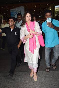 Sara Ali Khan Photos: हाथों में चूड़ियां...चेहरे पर स्माइल, मां के साथ एयरपोर्ट पर स्पॉट हुईं सारा अली खान, देखें तस्वीरें