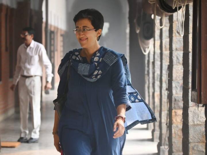 साल 2018 में पूर्वी दिल्ली से आम आदमी पार्टी की लोकसभा प्रभारी बनाए जाने के बाद आतिशी ने अपने पेरेंट्स के दिए उपनाम 'मार्लेना' को सोशल मीडिया सहित पार्टी वेबसाइट, पोस्टर और बैनर से हटा दिया था. उन्होंने नए बैनर में आतिशी सिंह नाम लिखा था. (फोटो-instagram.com/atishi.aap)