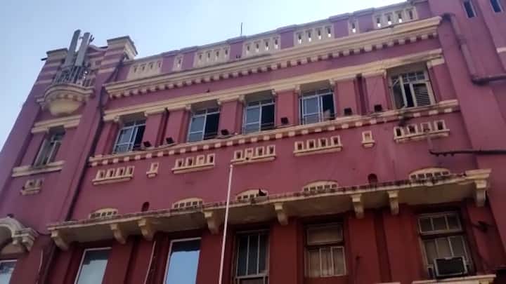 ফলে লোকাল ট্রেন কখন ধীরগতিতে বা কখনো নির্ধারিত সময়ের দেরিতে প্লাটফর্মে ঢোকে। এতে অফিস যাত্রীরা সমস্যায় পড়েন।