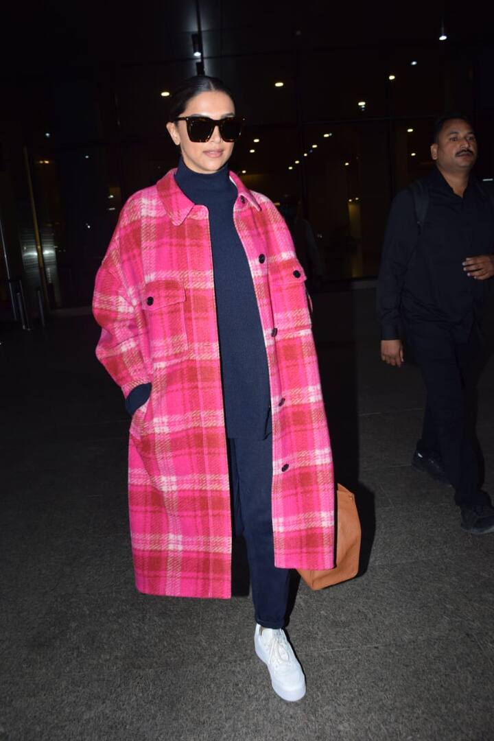 दीपिका पादुकोण के इन फोटो में आप देख सकते हैं कि ब्लैक पैंट, हाईनेक, पिंक लॉन्ग कोट और व्हाइट स्नीकर्स पहन रखे हैं.