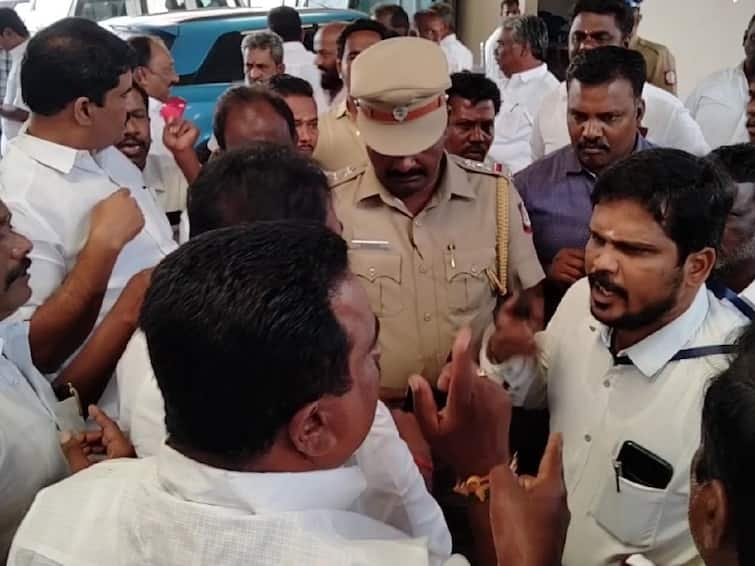 Election officials sealed a private wedding hall where admk members gathered without permission in Erode TNN ஈரோட்டில் அதிமுகவினர் கூடிய மண்டபத்திற்கு சீல் - அதிகாரிகளுடன் வாக்குவாதம்