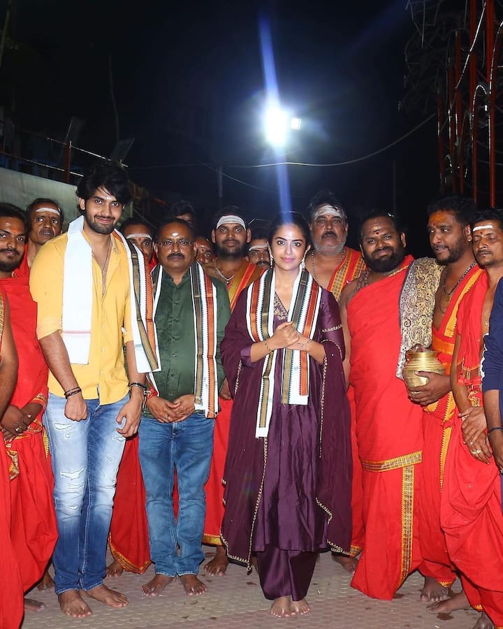 పూజలో పాల్గొన్న పాప్ కార్న్ చిత్ర బృందం. Image Credit: Avika Gor/ Instagram