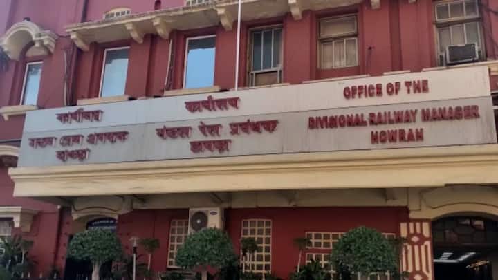 প্রতিদিন হাওড়া স্টেশন থেকে ১০ লক্ষেরও বেশি যাত্রী যাতায়াত করেন। স্টেশন থেকে প্রায় ২৫০ জোড়া লোকাল এবং ২৫২টি দূরপাল্লার মেল এবং এক্সপ্রেস ট্রেন যাতায়াত করে।