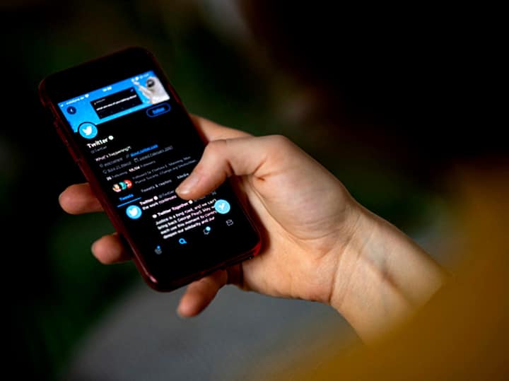 Twitter Blue Price India How Much to Pay for Twitter Blue Subscription Mobile Web Check Monthly Yearly Plan Twitter Blue : भारतातील यूजर्ससाठी ब्लू टिक व्हेरिफिकेशन सुरु, किती मोजावी लागेल किंमत? वाचा सविस्तर