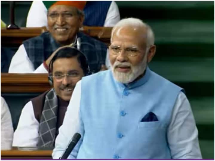 PM Modi Jacket PM Narendra Modi wears a special blue jacket in Parliament made of material recycled from plastic bottles PM Modi Jacket : संसदेत पंतप्रधान मोदींनी परिधान केलेले निळ्या जॅकेटचं वैशिष्ट्ये काय?