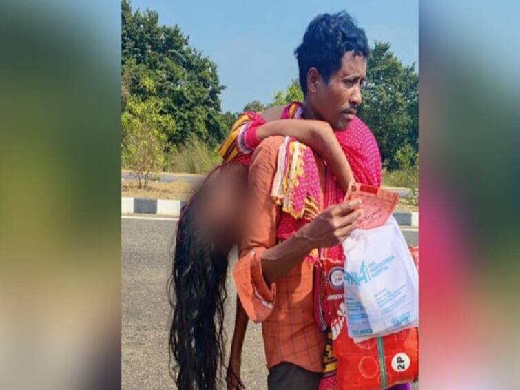 Odisha Man Carries Wife Body After Auto Driver Refuses To Take Them Home know more details Heart Breaking Story : உதவ மறுத்த ஆட்டோ டிரைவர்.. மனைவியின் இறந்த உடலைத்தானே தூக்கி சென்ற நபர்...மனிதநேயம் என்ன ஆனது?